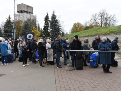 Only pedestrians can cross the Estonia-Russia border at Narva, and the queue is long. Many in Narva have relatives on the other side, but travelers come from as far as Finland since the Finnish authorities crossed its border with Russia. The travelers on long-distance buses must pass the checkpoint on foot, as vehicles are not allowed across.