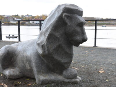 Does the face of the lion statue on the bank of the Narva River remind you of the Russian regime leader Putin? Its sculptor, Aivar Simson, has declared that the likeness is unintentional but given his history of ploys and shenanigans, no one believes this.