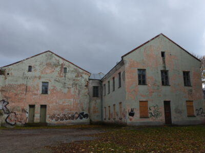 Once a lively trading town with extensive baroque old town built by Narva’s Swedish rulers in 16-17th centuries, today Soviet era apartment blocks and many dilapidated buildings make up the downtown area.