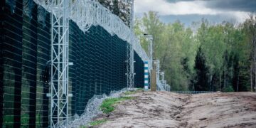 Fencing Off Europe: Border Fortifications as Symptomatic Responses to Hybrid Insecurities in Poland and Finland